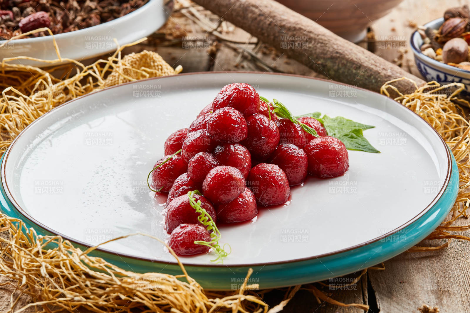 双色圆瓷盘装的仿葡萄樱桃醸图片