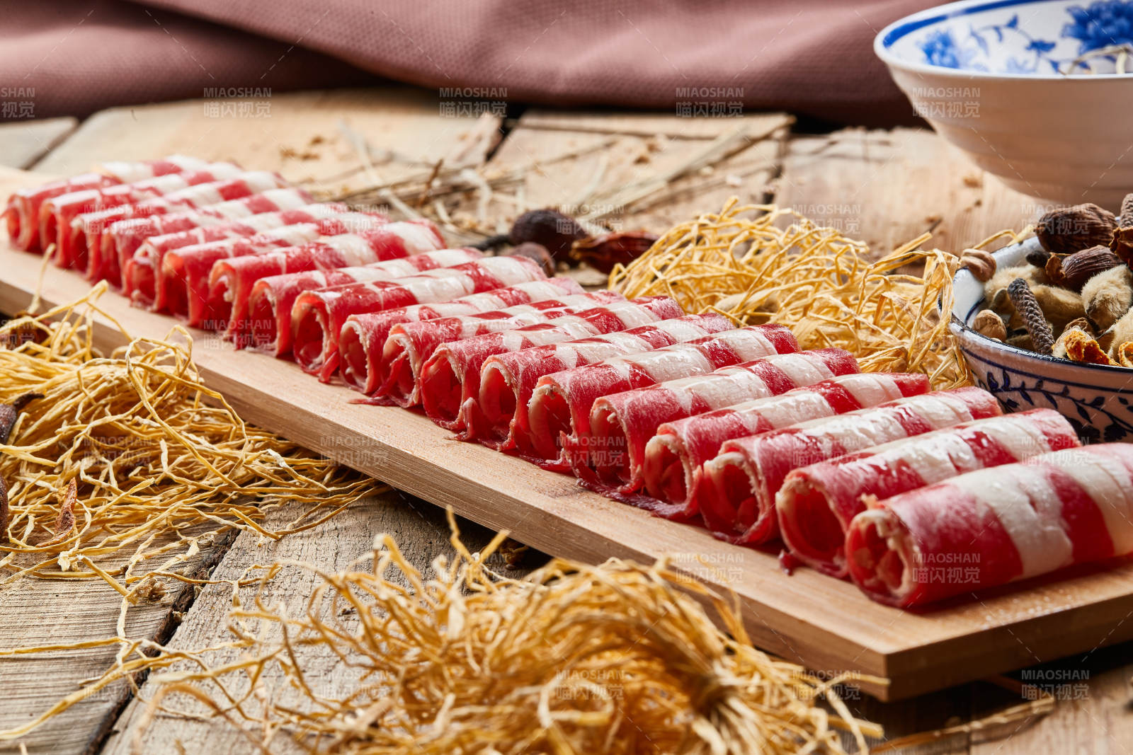 草原绵羊一米肉片图片