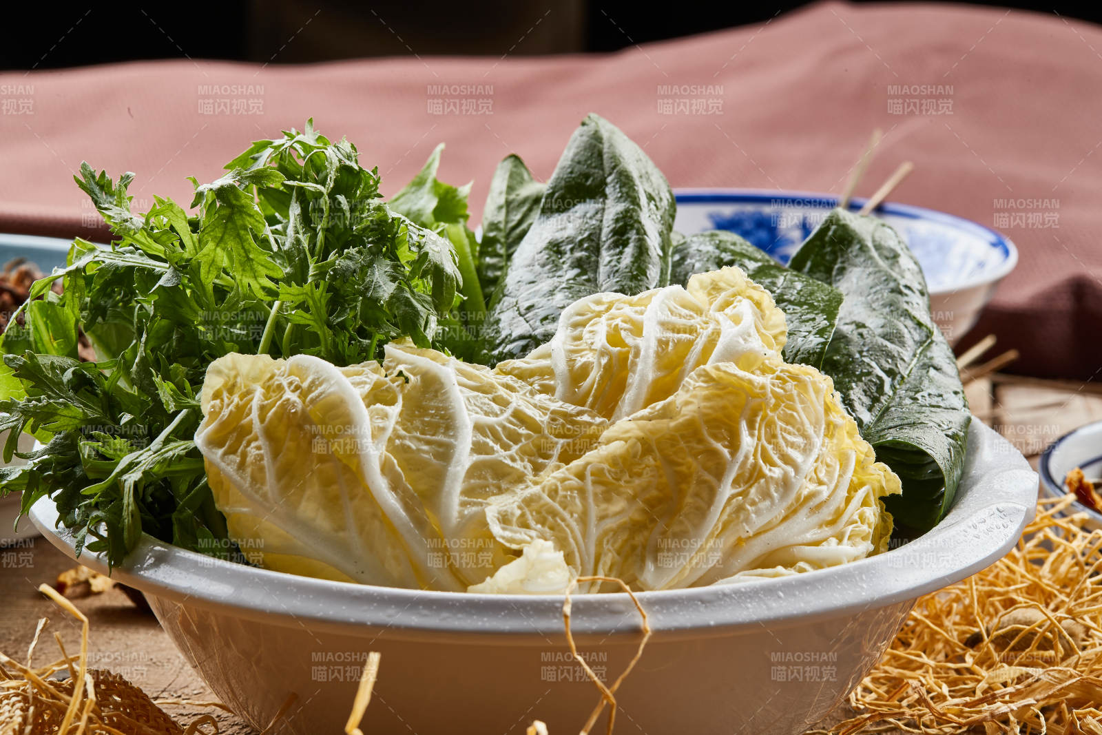 白色瓷盆装的火锅涮菜茼蒿白菜菠菜图片