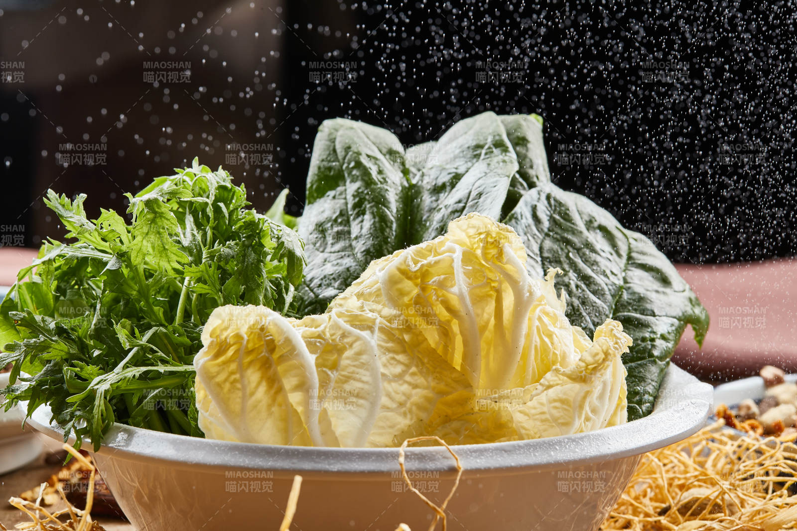 白色瓷盆装的火锅涮菜茼蒿白菜菠菜图片