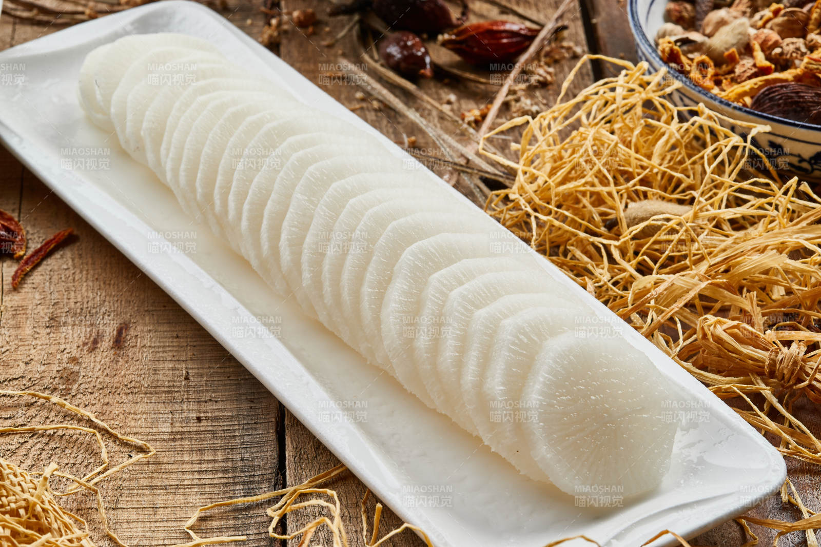 白色长瓷盘装的白萝卜片火锅涮菜图片