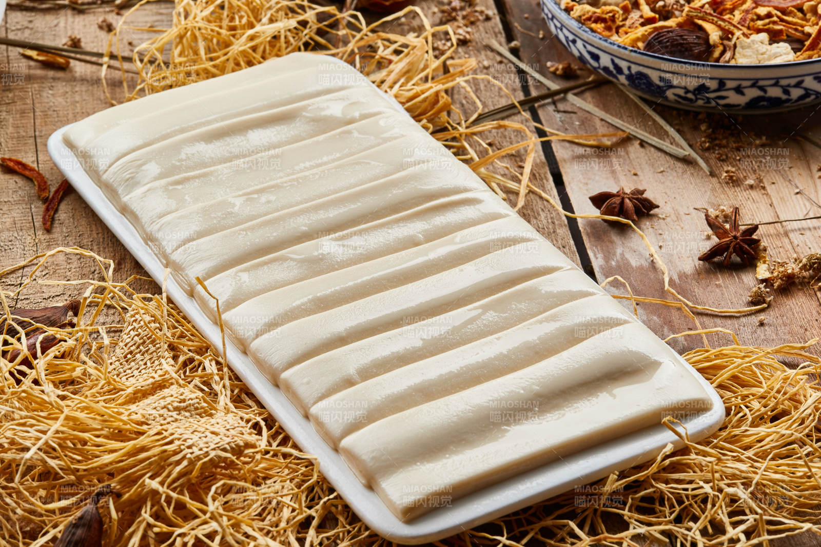 长方形白瓷盘装的火锅扯面图片