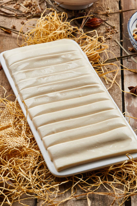 长方形白瓷盘装的火锅扯面图片