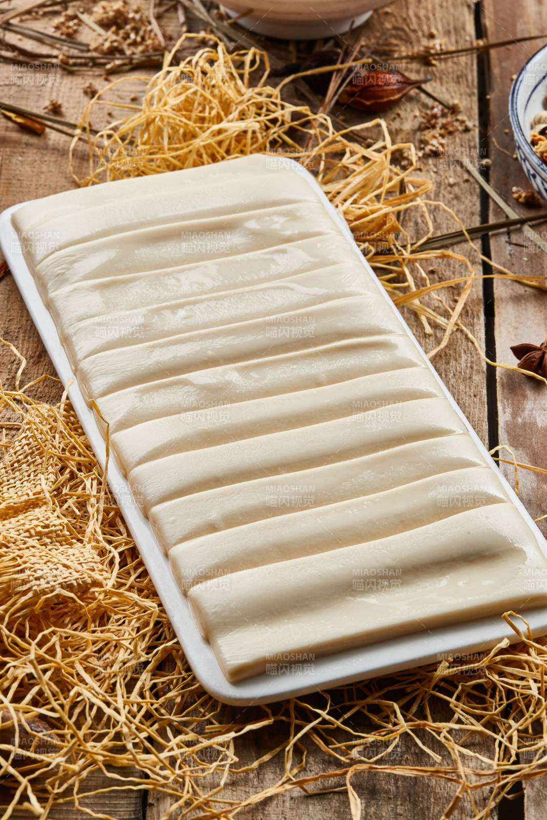 长方形白瓷盘装的火锅扯面图片