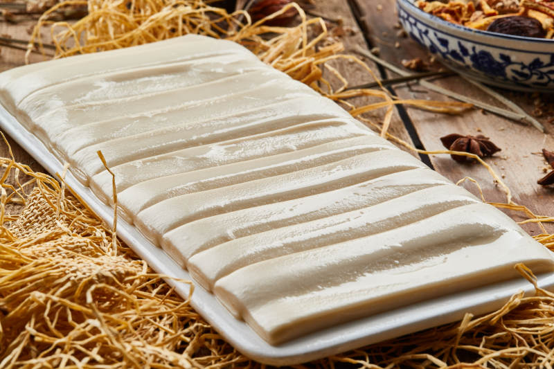 长方形白瓷盘装的火锅扯面图片