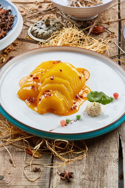 双色圆瓷盘装的沙棘雪梨图片