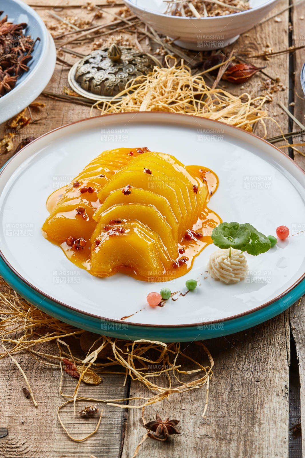 双色圆瓷盘装的沙棘雪梨图片