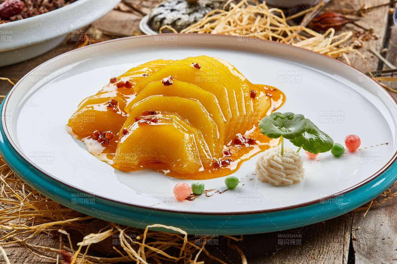 双色圆瓷盘装的沙棘雪梨图片