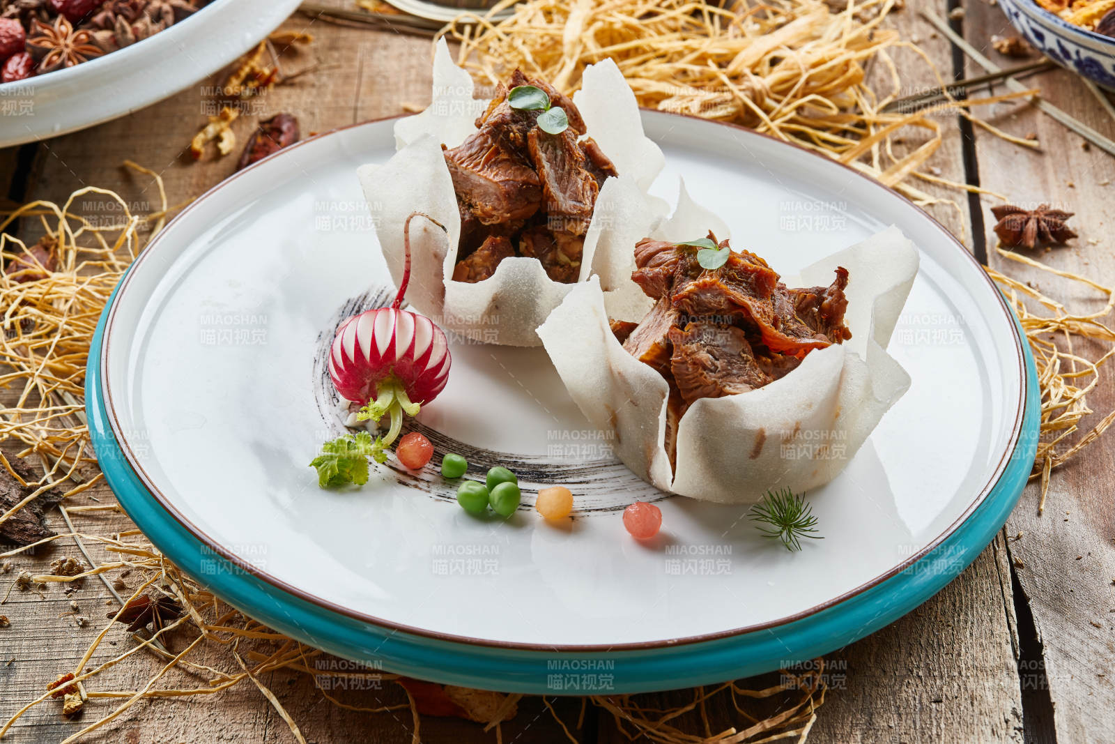 双色圆瓷盘装的佛手酱牛腱子肉图片