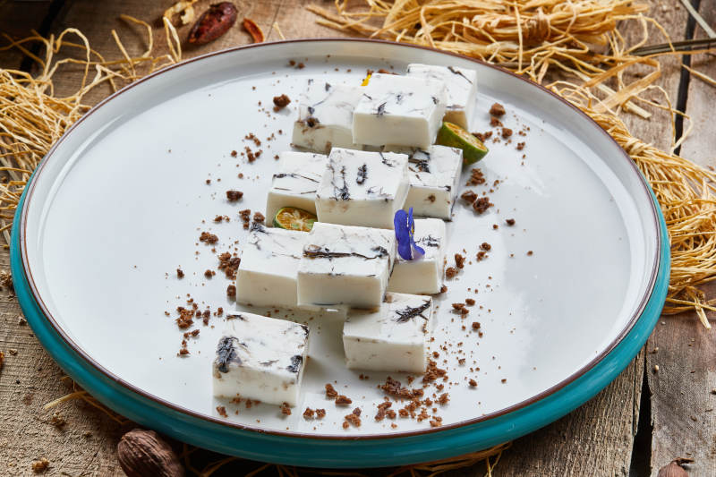 精美餐具装的自制杏仁豆腐图片