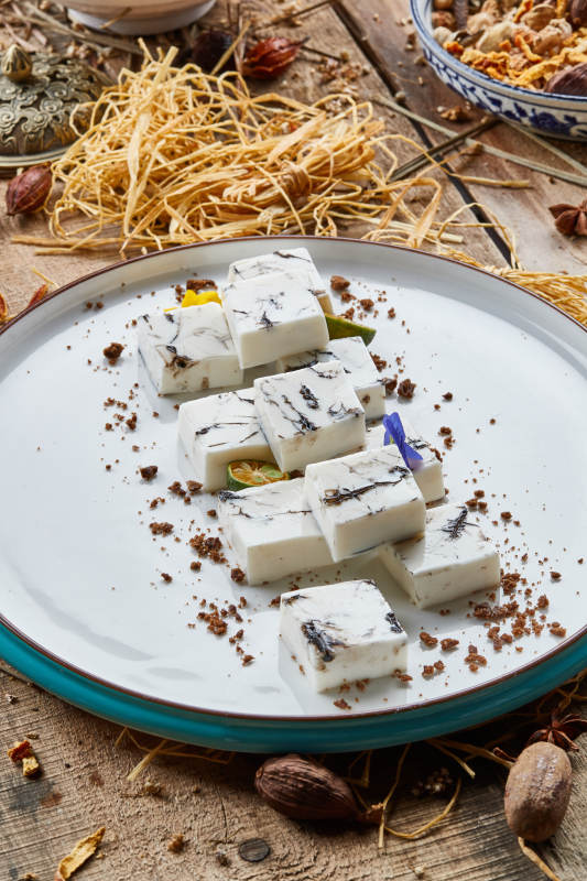 精美餐具装的自制杏仁豆腐图片