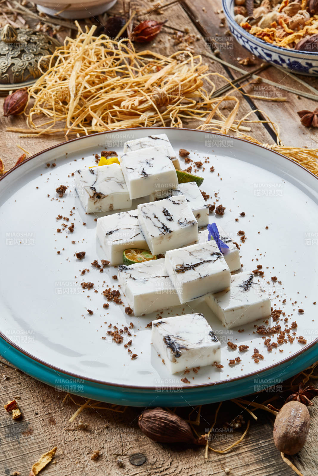 精美餐具装的自制杏仁豆腐图片