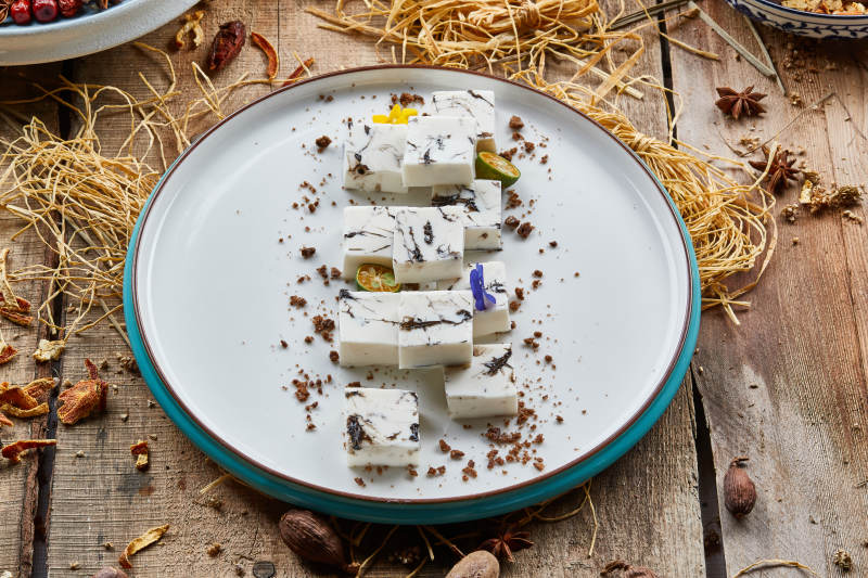 精美餐具装的自制杏仁豆腐图片