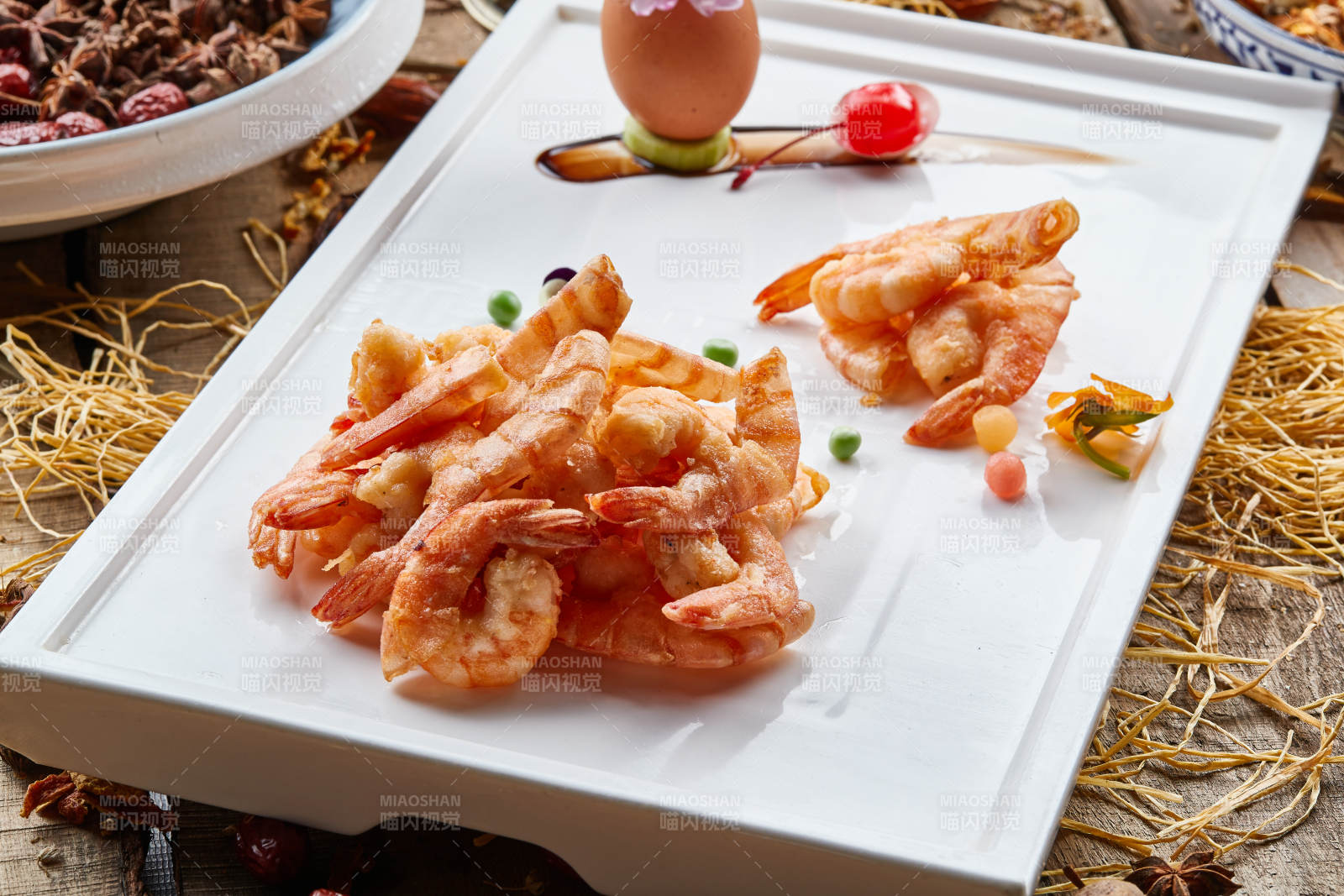 黑色瓷盘装的避风塘炸虾图片