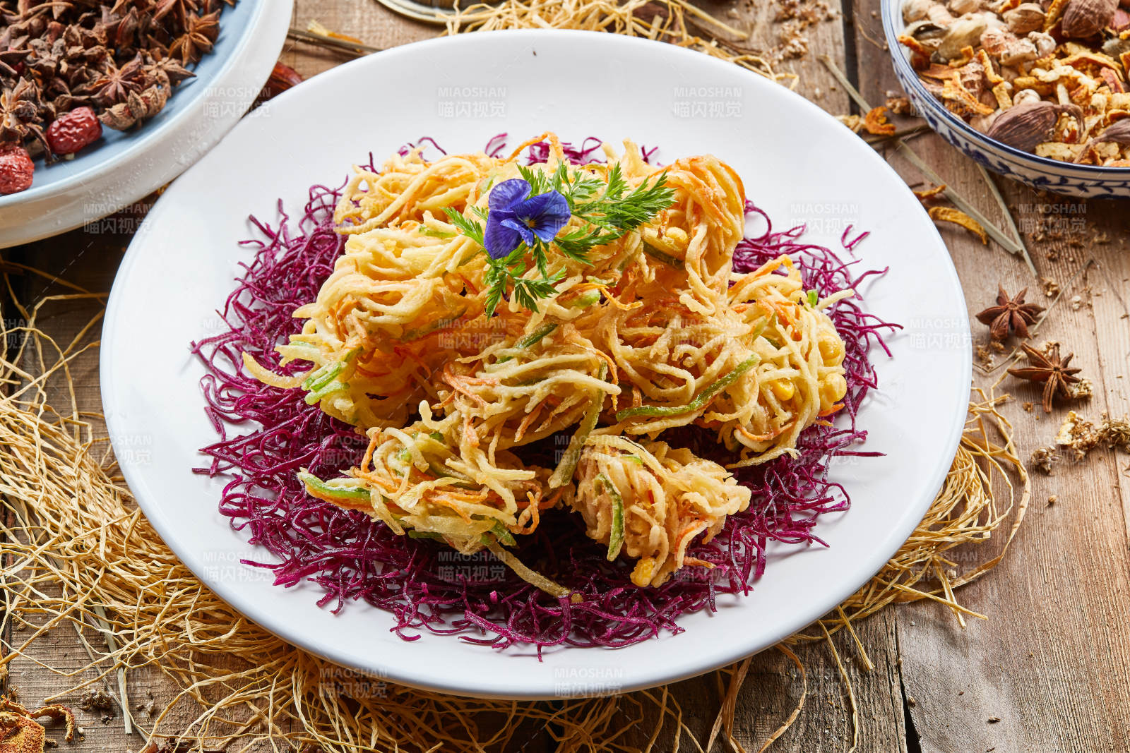 圆形白瓷盘装的香炸什锦蔬菜丝图片