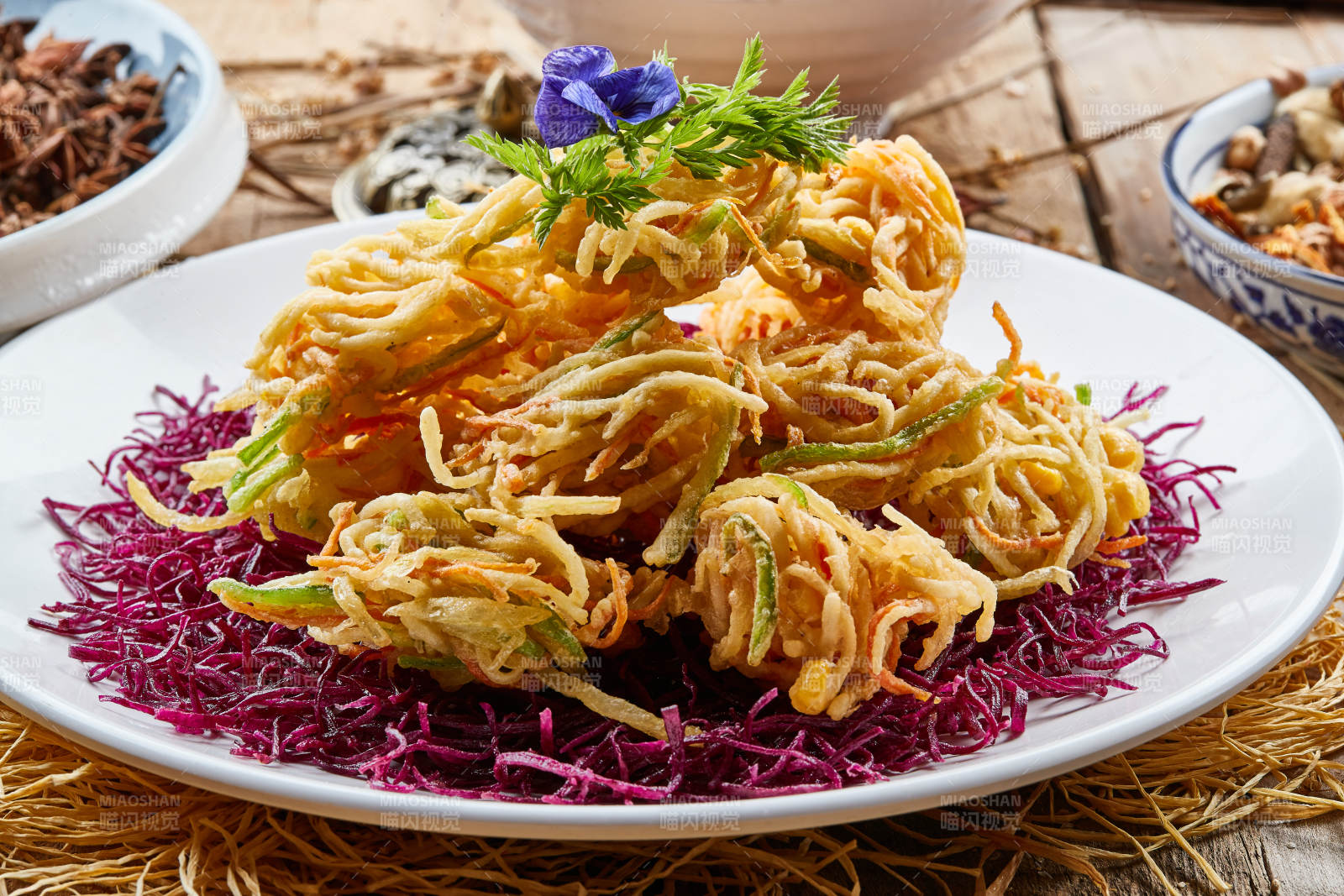 圆形白瓷盘装的香炸什锦蔬菜丝图片