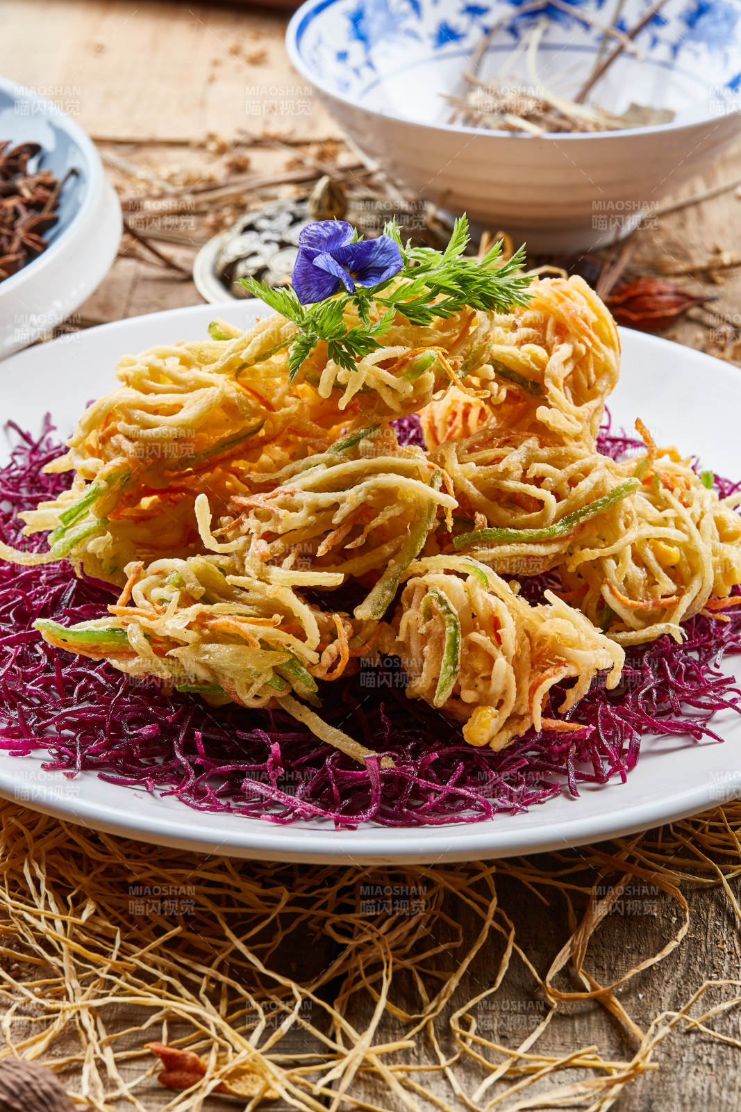 圆形白瓷盘装的香炸什锦蔬菜丝图片