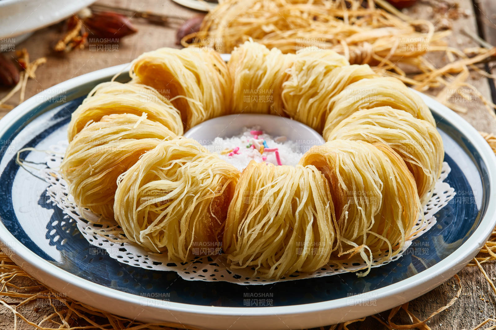 蓝釉圆盘装的传统小吃面点一窝丝图片