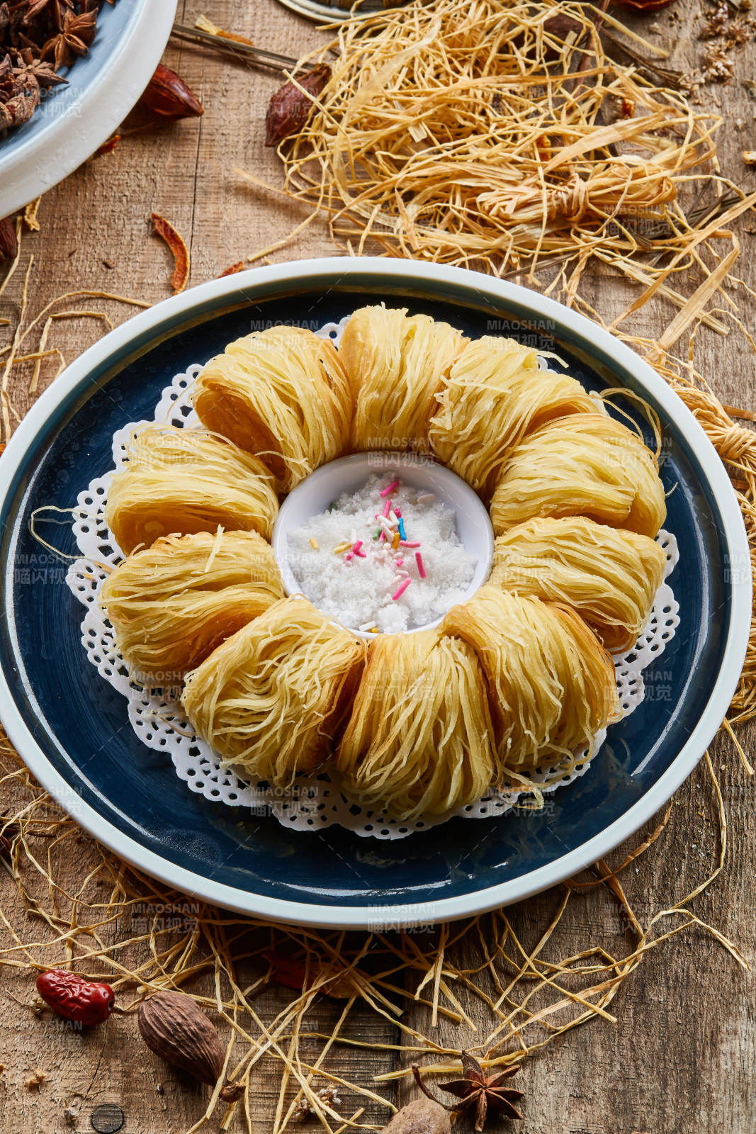 蓝釉圆盘装的传统小吃面点一窝丝图片