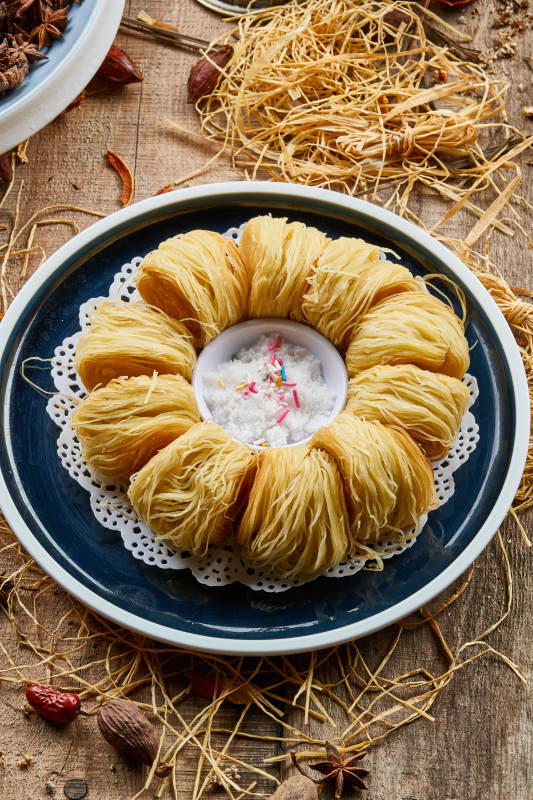 蓝釉圆盘装的传统小吃面点一窝丝图片