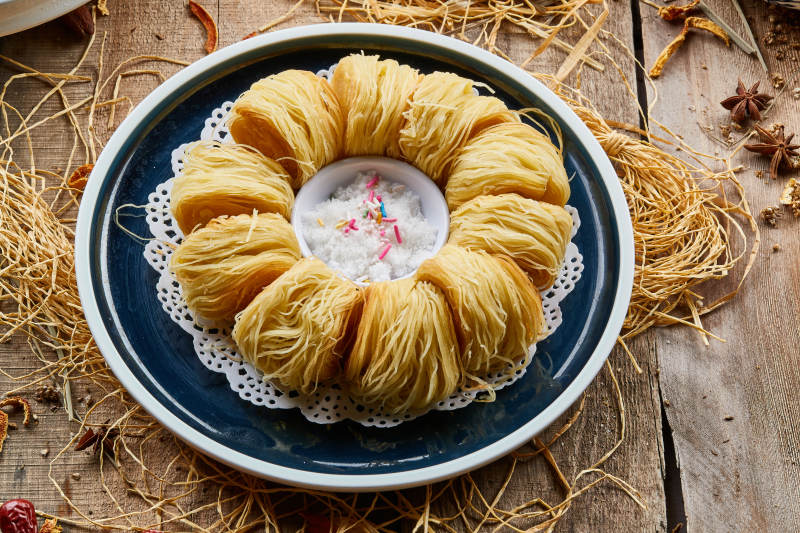 蓝釉圆盘装的传统小吃面点一窝丝图片