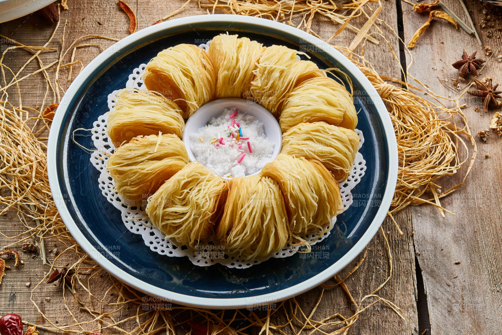 蓝釉圆盘装的传统小吃面点一窝丝图片