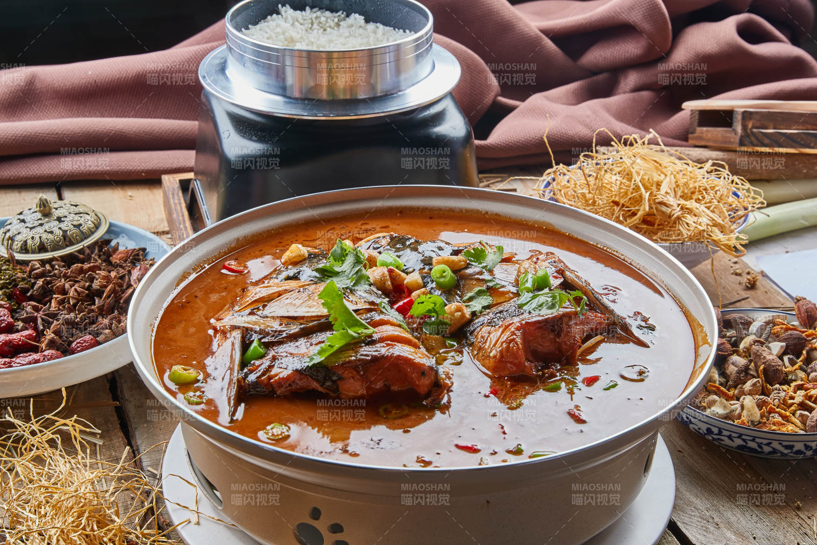 大型器皿装的家炖野生大鱼头配米饭图片