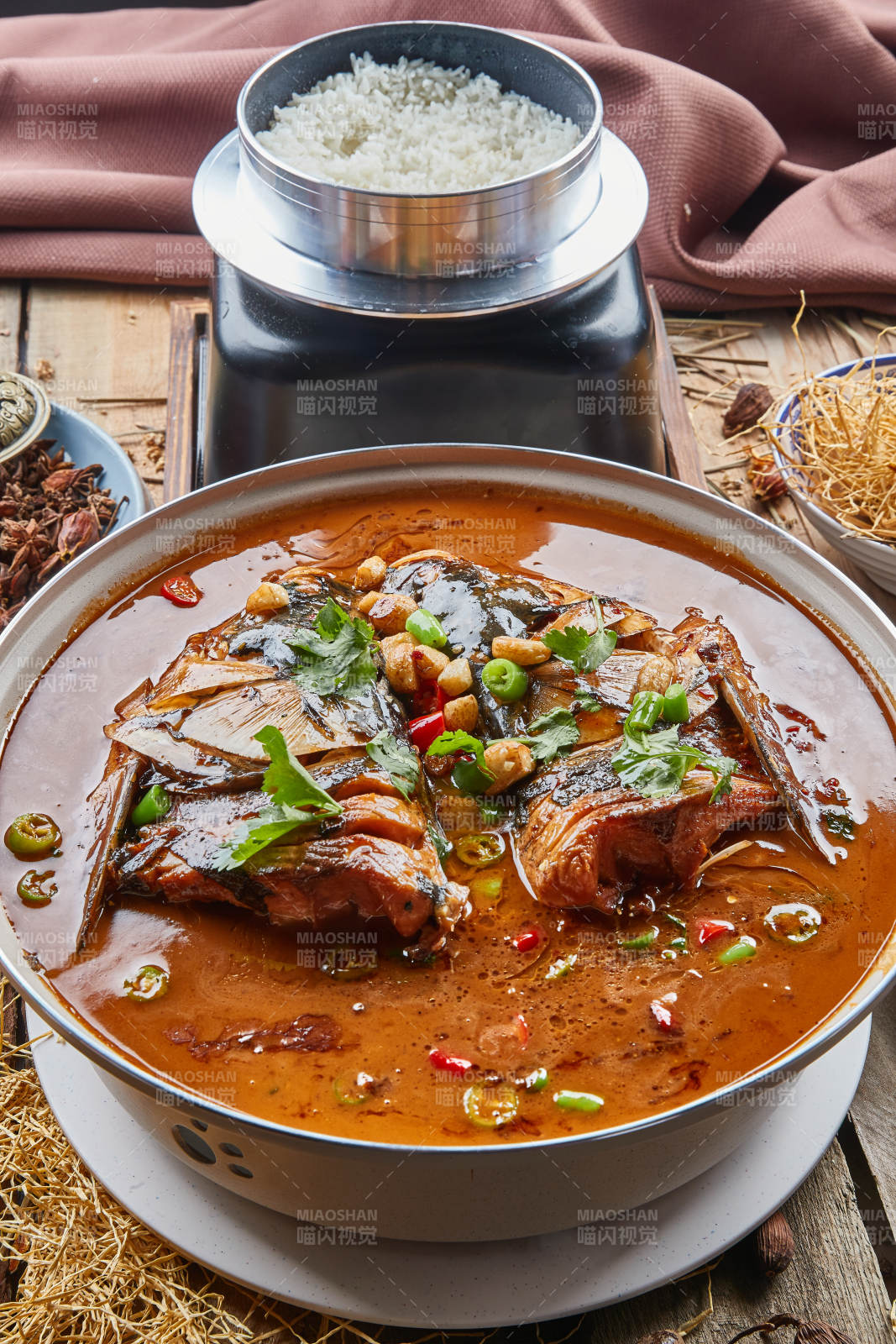 大型器皿装的家炖野生大鱼头配米饭图片