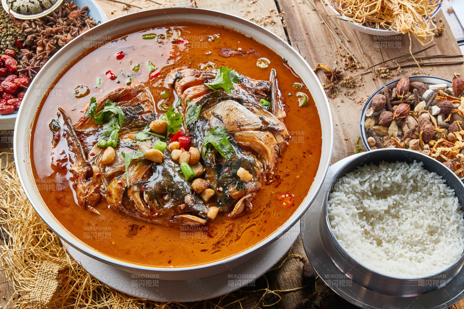 大型器皿装的家炖野生大鱼头配米饭图片