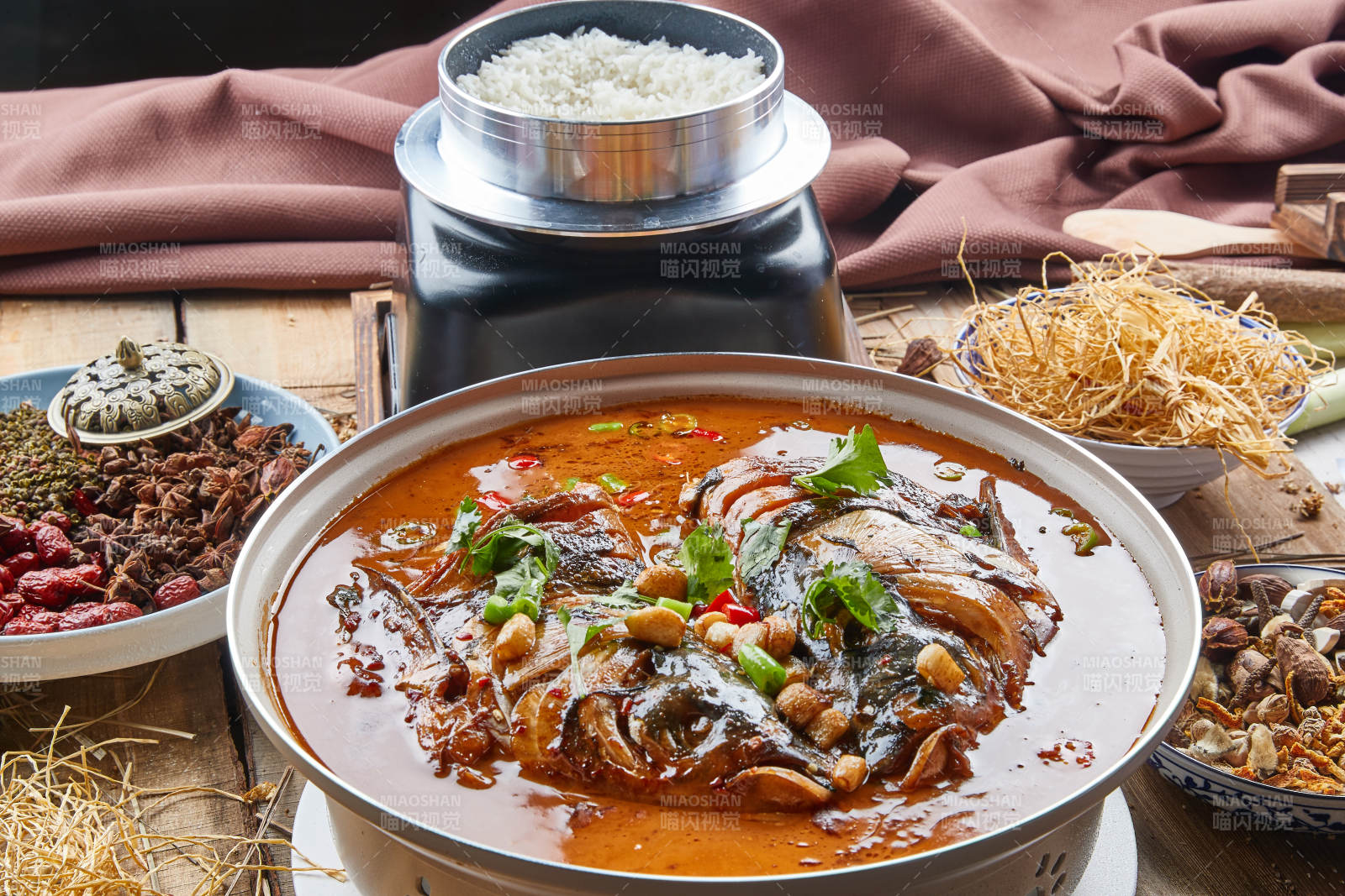 大型器皿装的家炖野生大鱼头配米饭图片