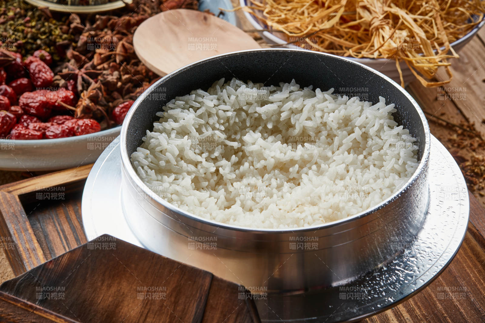 不锈钢锅现蒸的香喷喷的白米饭图片