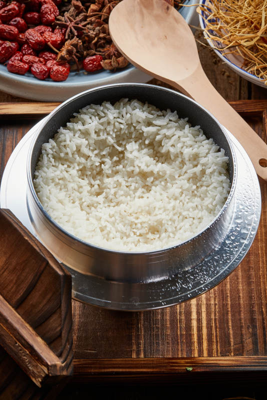 不锈钢锅现蒸的香喷喷的白米饭图片