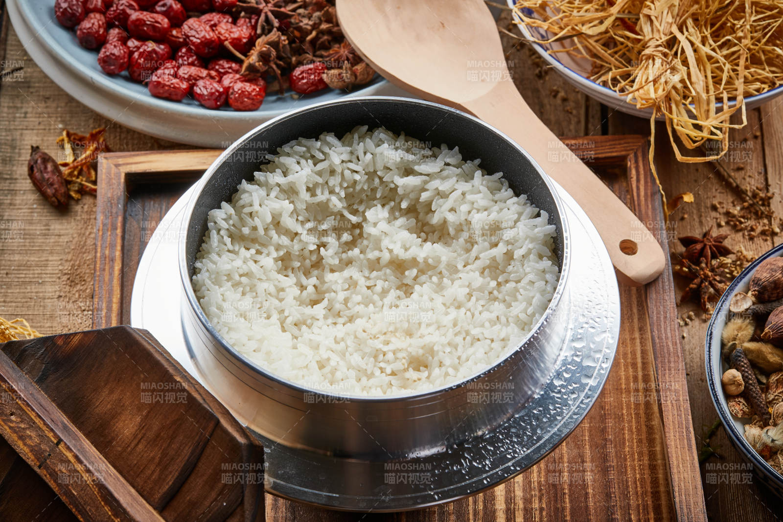 不锈钢锅现蒸的香喷喷的白米饭图片