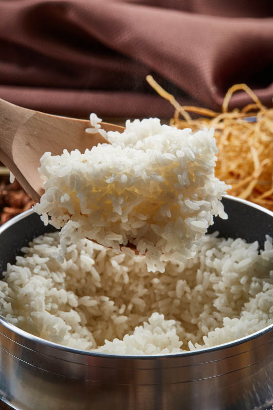 不锈钢锅现蒸的香喷喷的白米饭图片