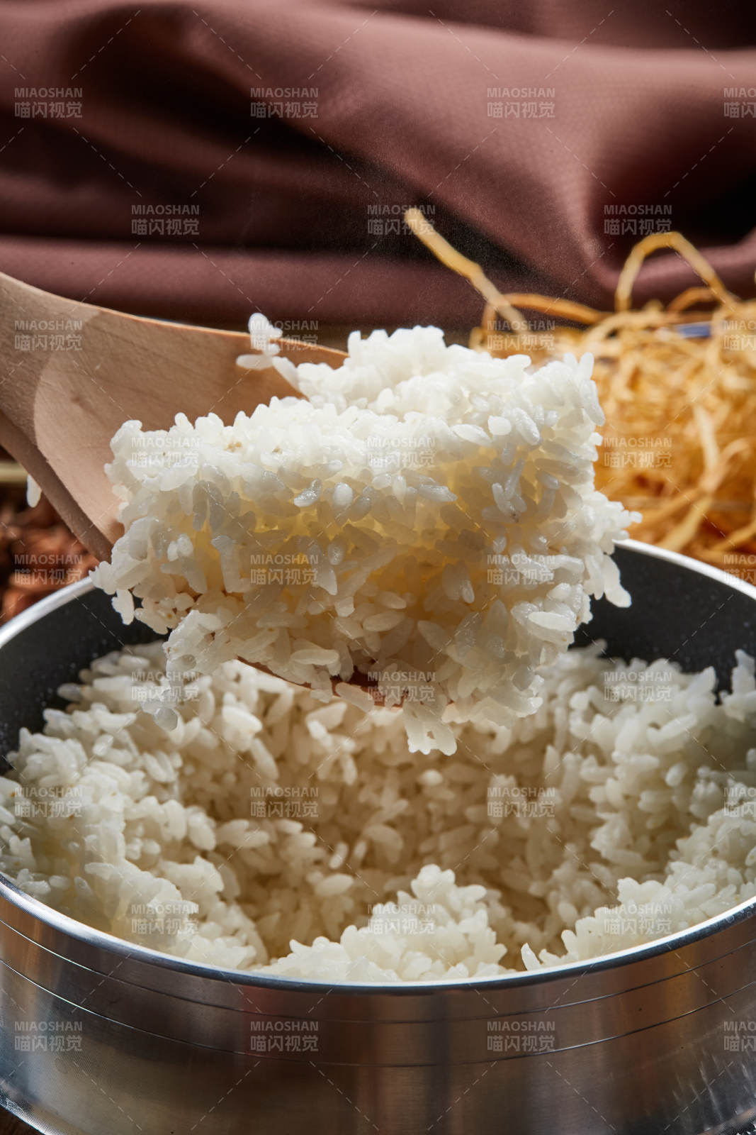 不锈钢锅现蒸的香喷喷的白米饭图片