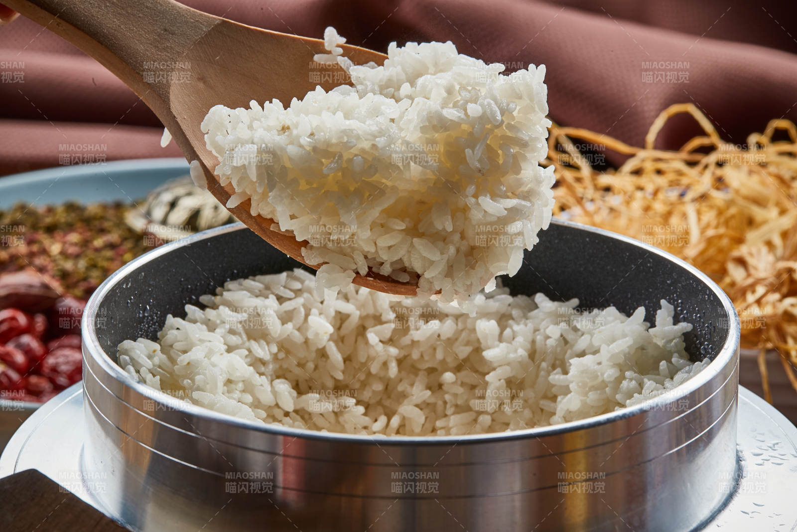 不锈钢锅现蒸的香喷喷的白米饭图片