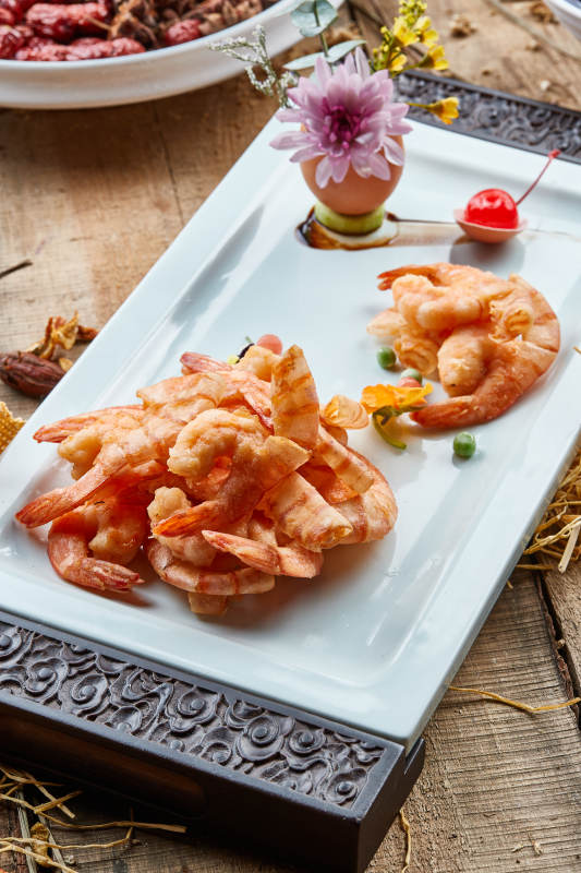 木柄青瓷盘装的干炸蒜香深海虾图片