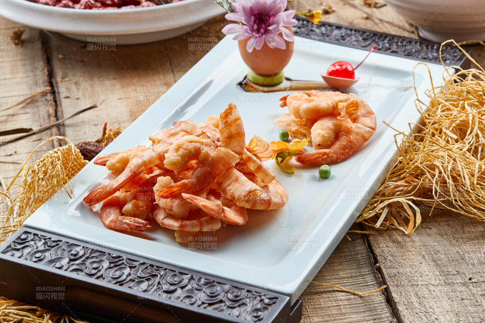 木柄青瓷盘装的干炸蒜香深海虾图片