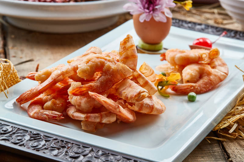 木柄青瓷盘装的干炸蒜香深海虾图片