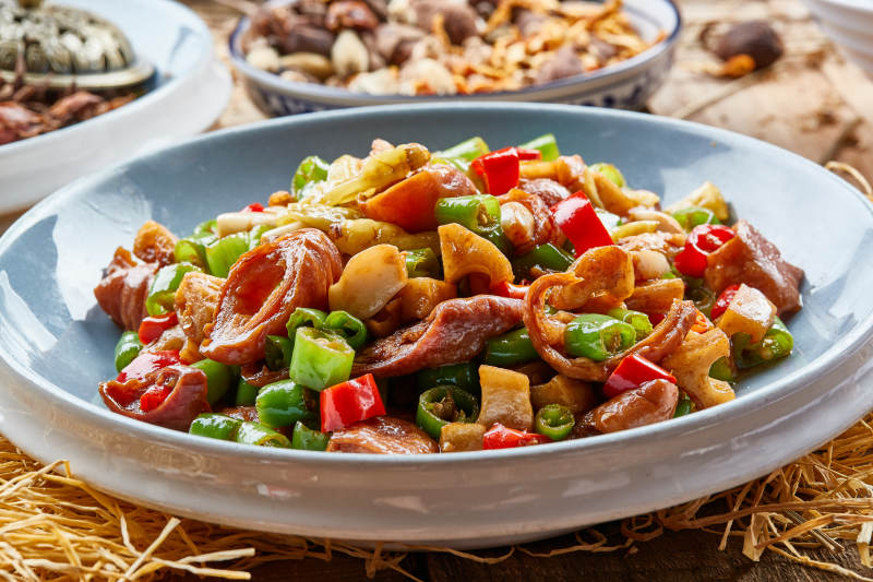 蓝釉瓷盘装的山椒米辣煸肥肠图片