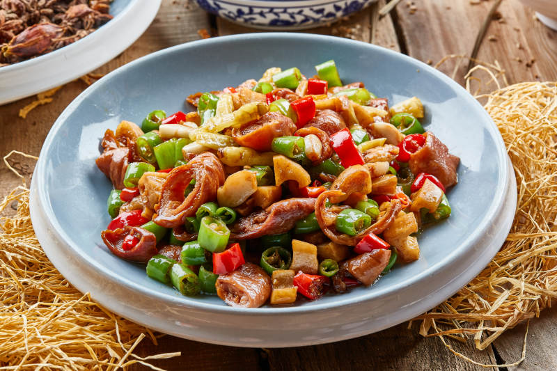 蓝釉瓷盘装的山椒米辣煸肥肠图片