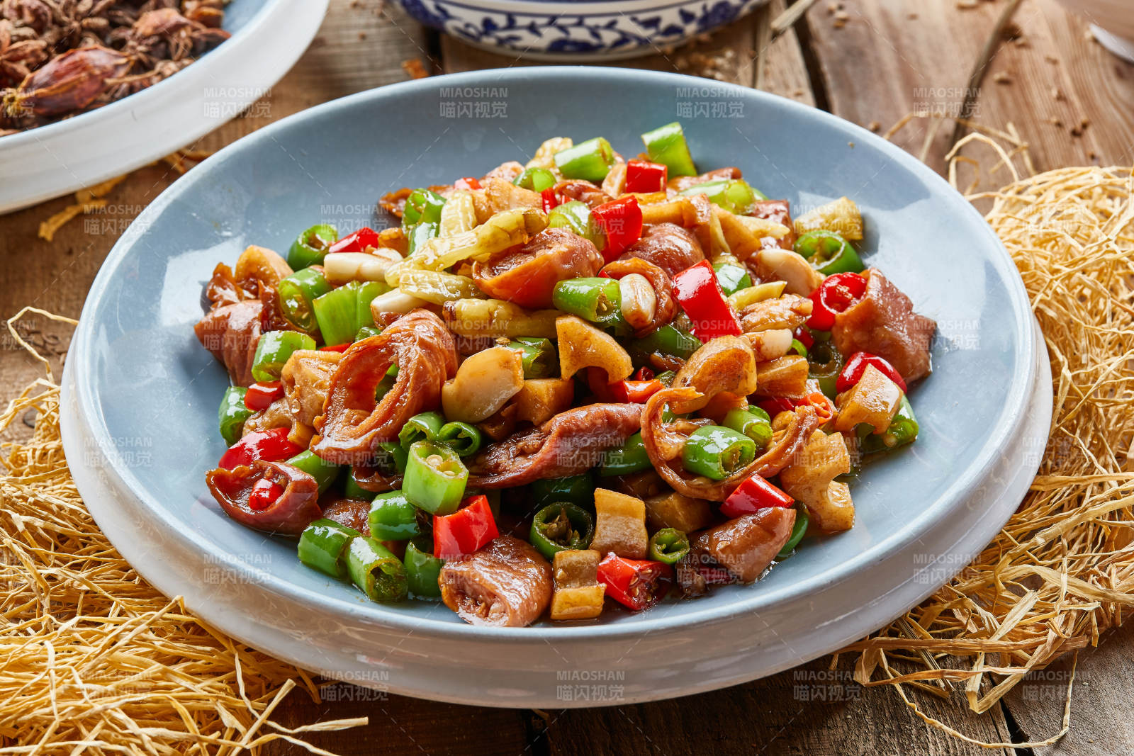 蓝釉瓷盘装的山椒米辣煸肥肠图片