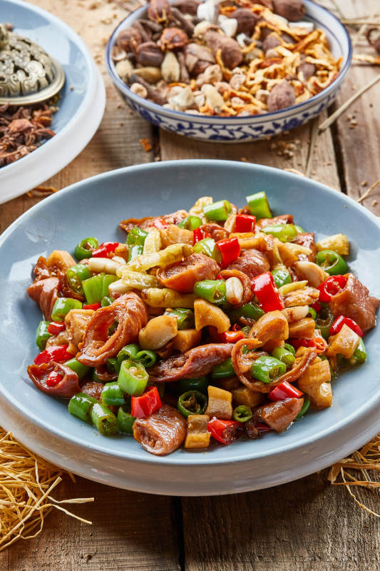 蓝釉瓷盘装的山椒米辣煸肥肠图片