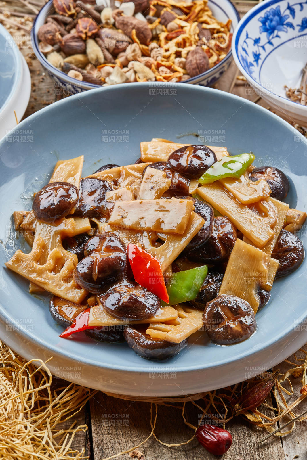 蓝釉瓷盘装的小炒素三鲜图片