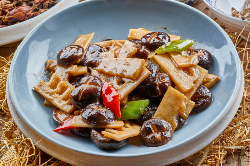 蓝釉瓷盘装的小炒素三鲜图片