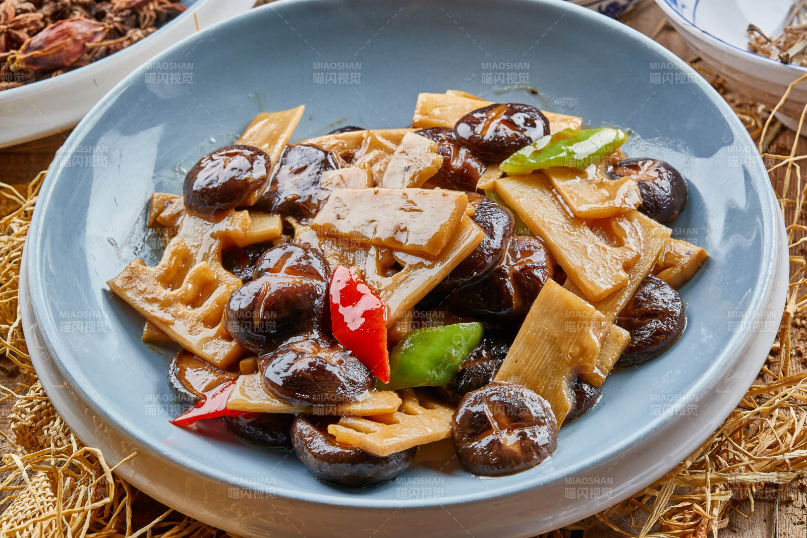 蓝釉瓷盘装的小炒素三鲜图片
