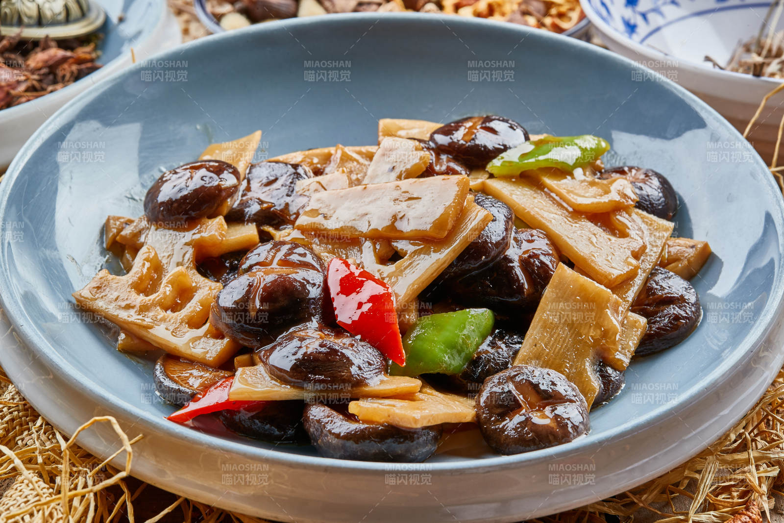 蓝釉瓷盘装的小炒素三鲜图片