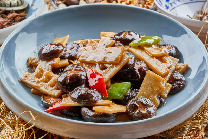 蓝釉瓷盘装的小炒素三鲜图片