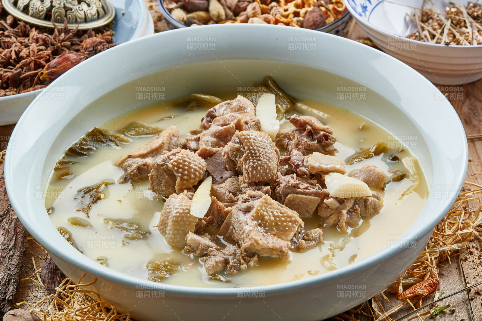 青瓷盆装的雪菜浓汤炖柴鸡图片