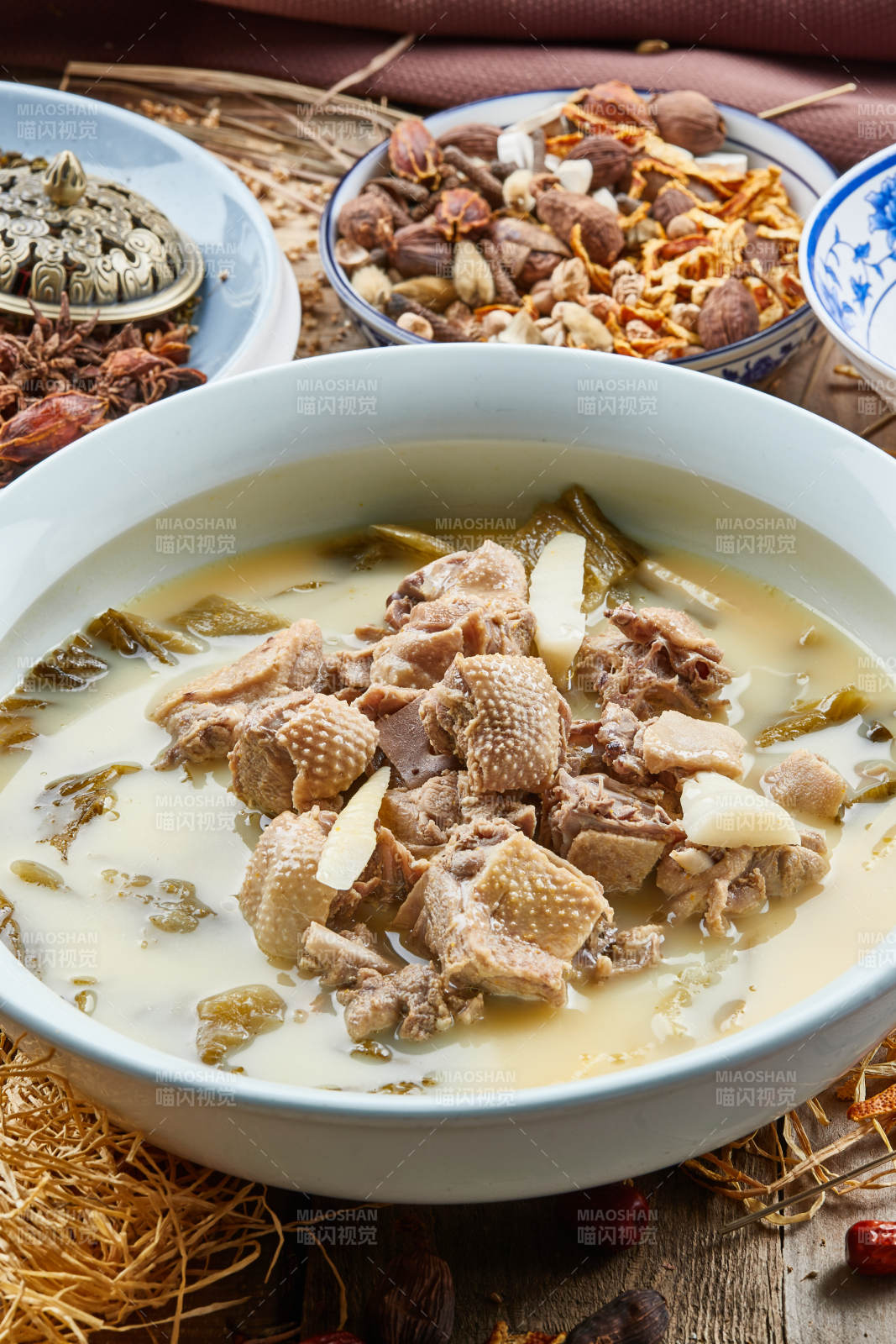 青瓷盆装的雪菜浓汤炖柴鸡图片